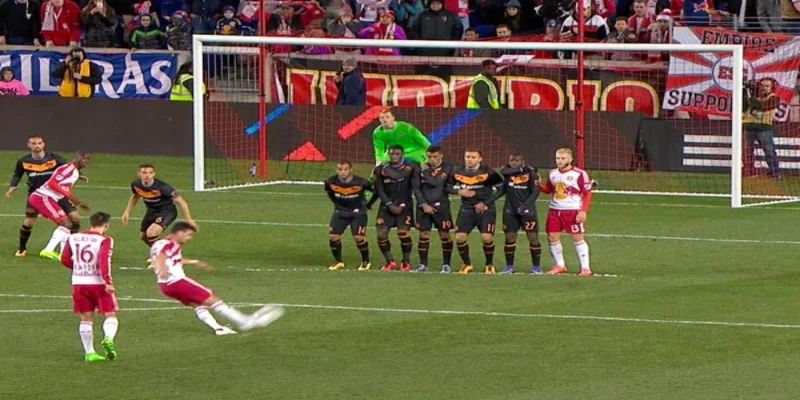 Tổng quan đá phạt gián tiếp trong bóng đá chuẩn